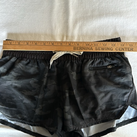 Vuori Clementine Short S Black Watercolor Camo - Picture 7 of 10